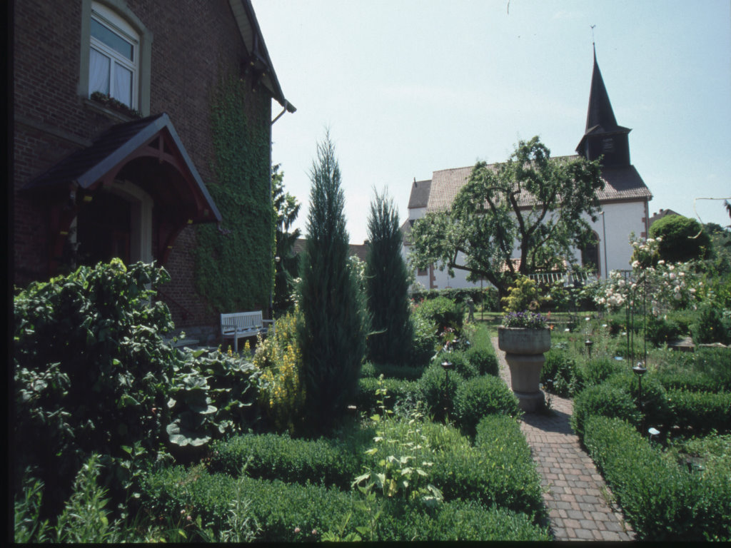 hembsen kirche von pastoratsgarten medien 03